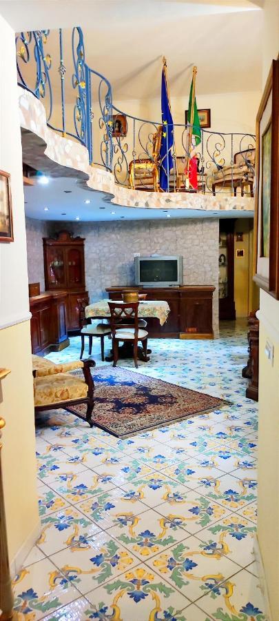 نابولي Una Stanza Al Museo المظهر الخارجي الصورة